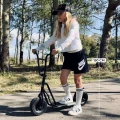 story_urban_chopper_scooter_lifestyle_black_02_6777.webp