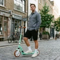 story_retro_ride_scooter_white_mint_lifestyle_02_6b1a.webp