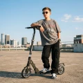 scooters_story_transit_black_silver_lifestyle_02_4eea.webp