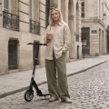 scooters_story_transit_black_silver_lifestyle_01_4531.webp